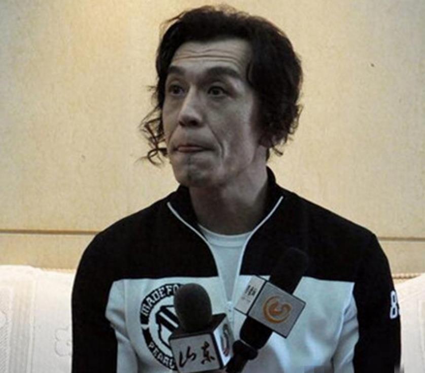 49岁李咏离开央视后近照,两眼无神、满脸憔悴