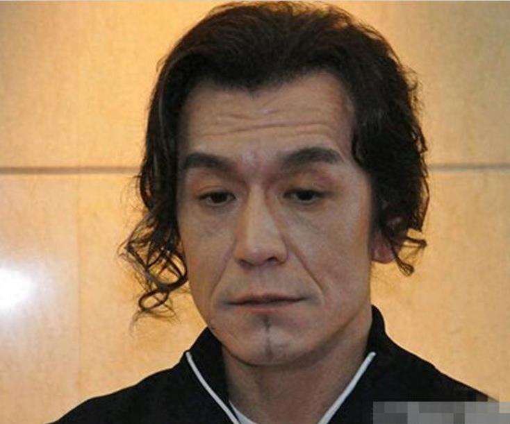 49岁李咏离开央视后近照,两眼无神、满脸憔悴