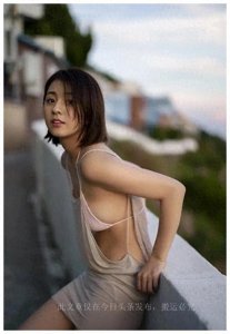 ​日本模特秋山莉奈全新写真集惊艳亮相！她的迷人身姿让你目不转睛