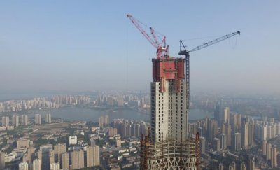 ​武汉绿地中心28日封顶，华中第一高楼刷新江城天际线创三项中国之最