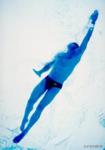 ​中游体育：造成你自由泳打腿不走的原因主要是这四点