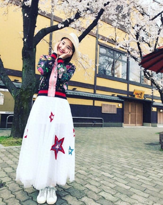 唐艺昕微博晒照 “生活随性一点 你就更美一点”