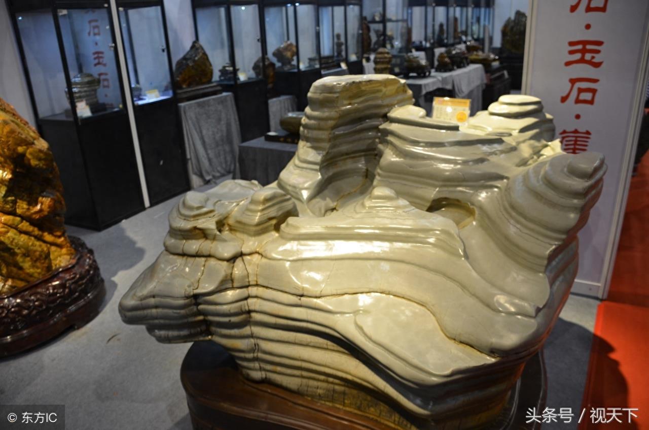 这10块奇石最低10几万元,最高10亿元,奇石的价格最终由谁决定