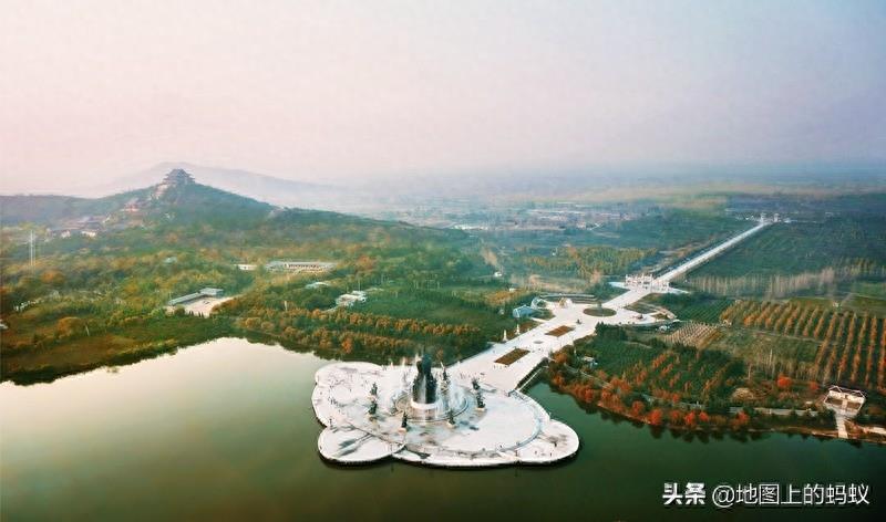 秋天是赏银杏的最佳时节,来江苏邳州看最美丽的银杏“时光隧道”