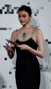 ​最美孕妇！奚梦瑶挺孕肚现身，侧身勾勒完美曲线，一身行头上百万