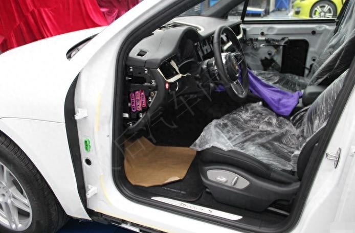 花74万买辆保时捷macan，车主自行改装，改到一半时后悔了