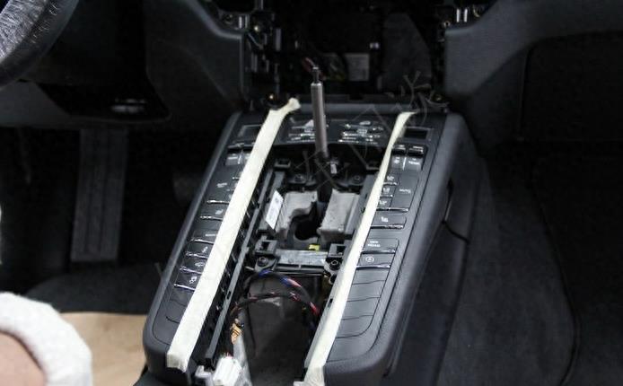 花74万买辆保时捷macan，车主自行改装，改到一半时后悔了