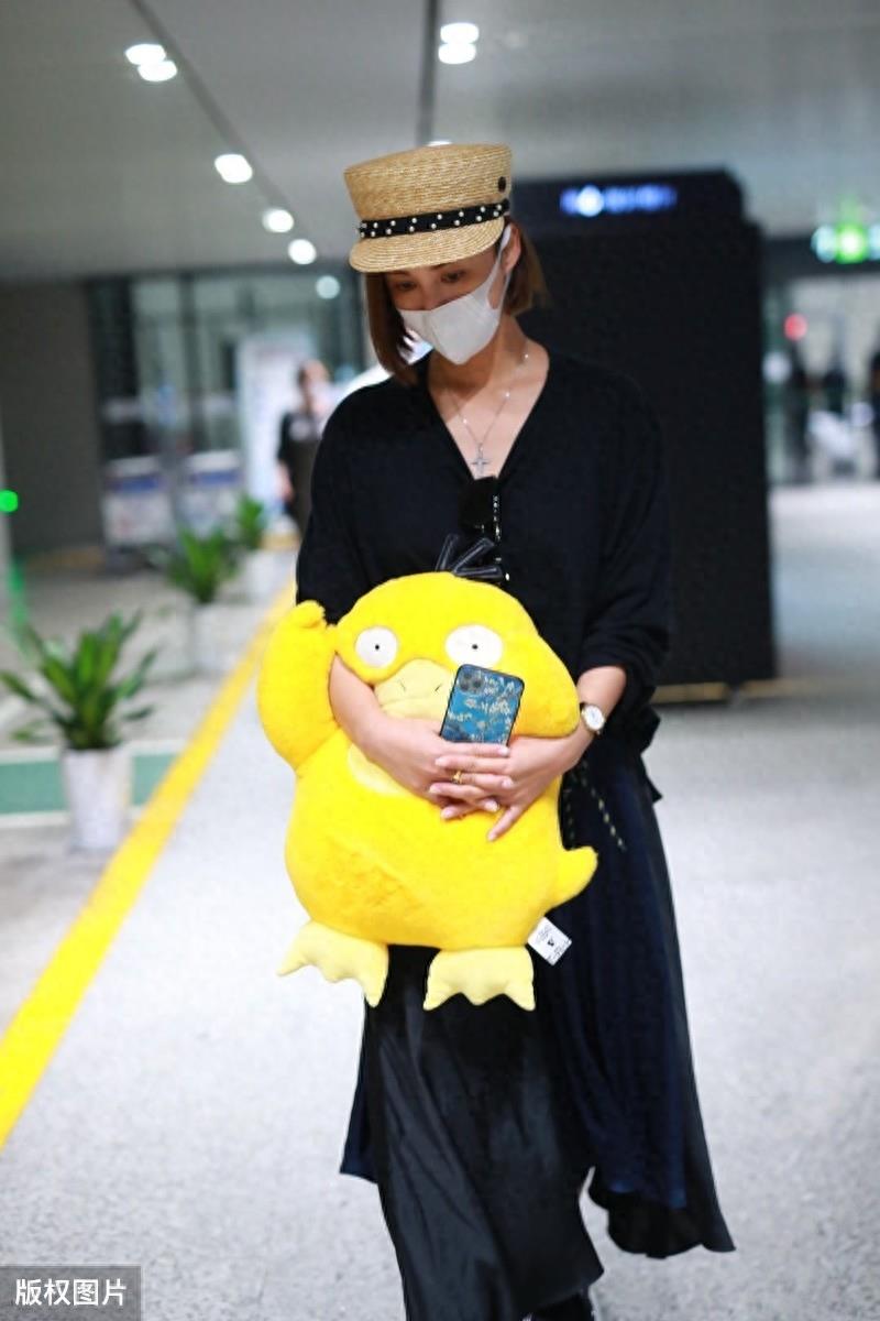 袁弘的老婆张歆艺现身机场，手拿可达鸭很萌，39岁还有少女心