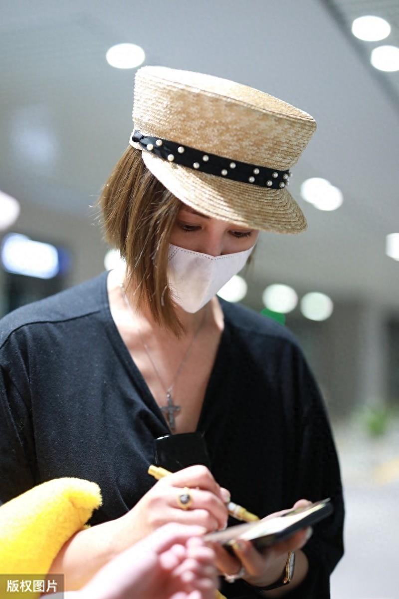 袁弘的老婆张歆艺现身机场，手拿可达鸭很萌，39岁还有少女心