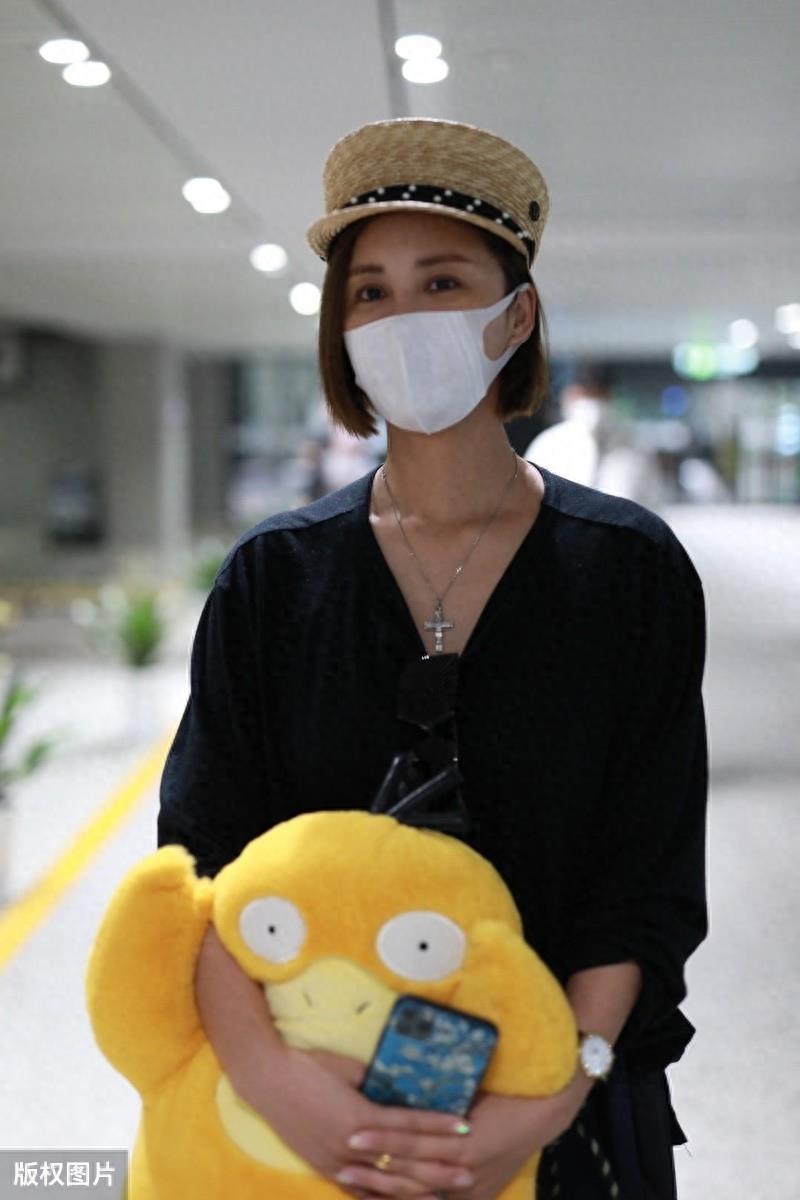 袁弘的老婆张歆艺现身机场，手拿可达鸭很萌，39岁还有少女心