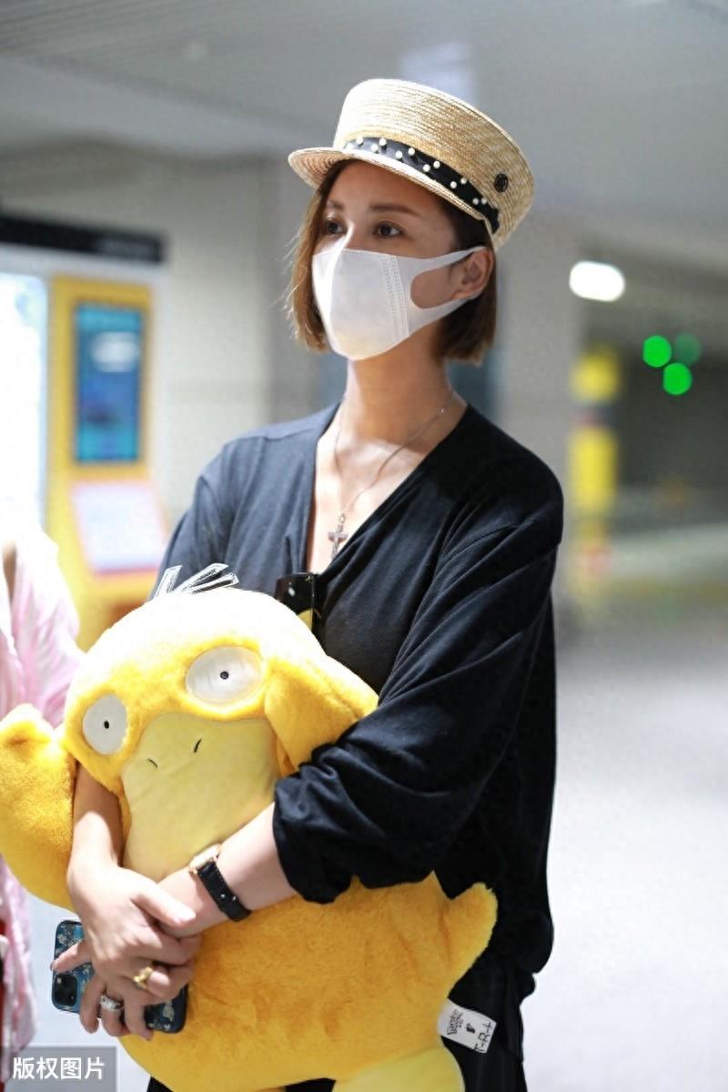 袁弘的老婆张歆艺现身机场，手拿可达鸭很萌，39岁还有少女心