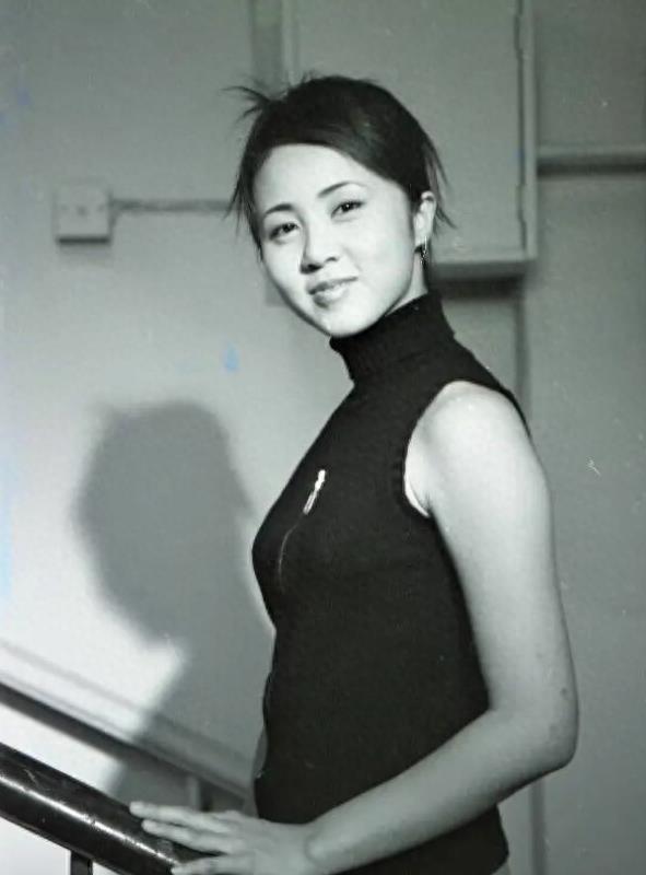 黄磊老婆孙莉年轻时的照片，脸上还很肉感，当时是黄磊MV的女主角