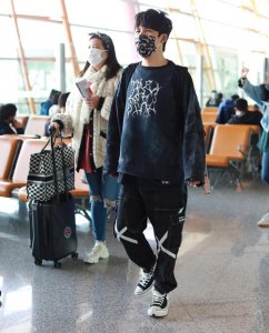 ​大张伟携老婆现身机场，全程眼神无交流，领证6年至今未办婚礼