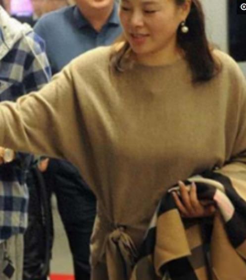 丁俊晖的富二代老婆终于露面了！原来丁俊晖每天面对这样的女人