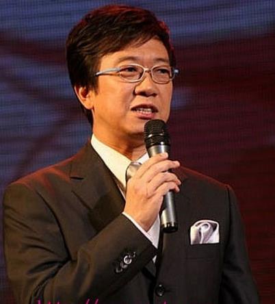 《波士堂》名嘴曹启泰,娶大10岁老婆,婚姻甜蜜娱乐圈夫妻典范