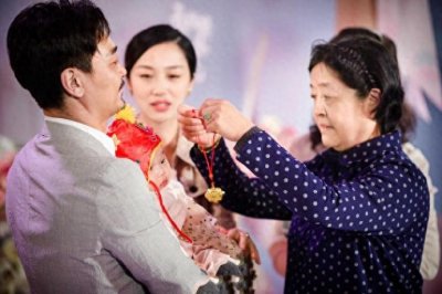 ​吴樾全家近照，出生普通靠实力拼出道，现老婆漂亮女儿很可爱