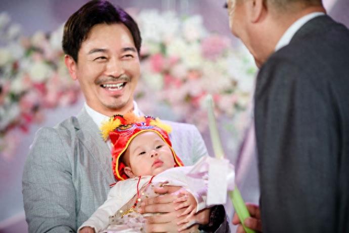 吴樾全家近照，出生普通靠实力拼出道，现老婆漂亮女儿很可爱