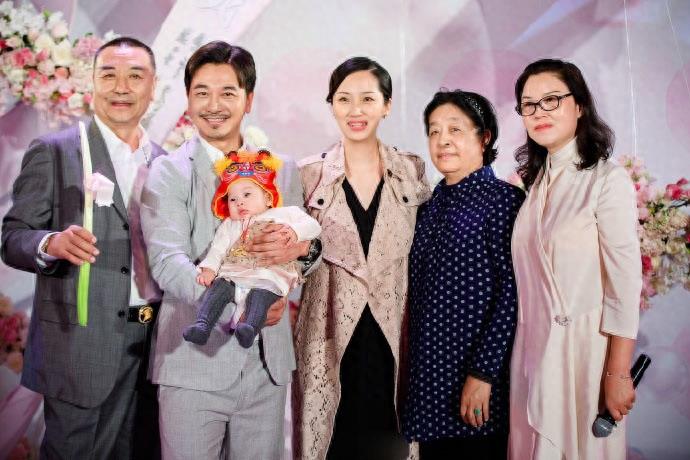 吴樾全家近照，出生普通靠实力拼出道，现老婆漂亮女儿很可爱
