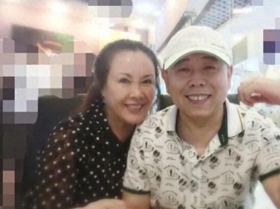 59岁的潘长江和老婆杨云近照,妻子杨云风采依旧