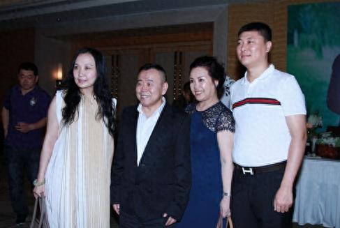 59岁的潘长江和老婆杨云近照,妻子杨云风采依旧