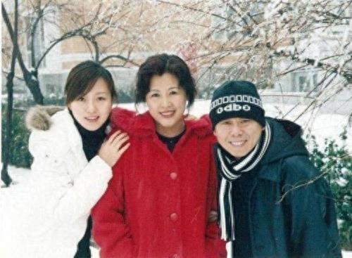 59岁的潘长江和老婆杨云近照,妻子杨云风采依旧