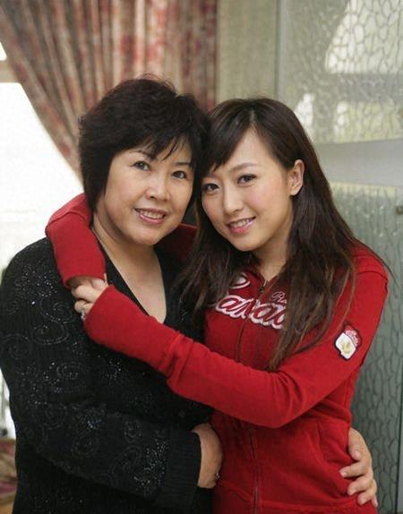 59岁的潘长江和老婆杨云近照,妻子杨云风采依旧