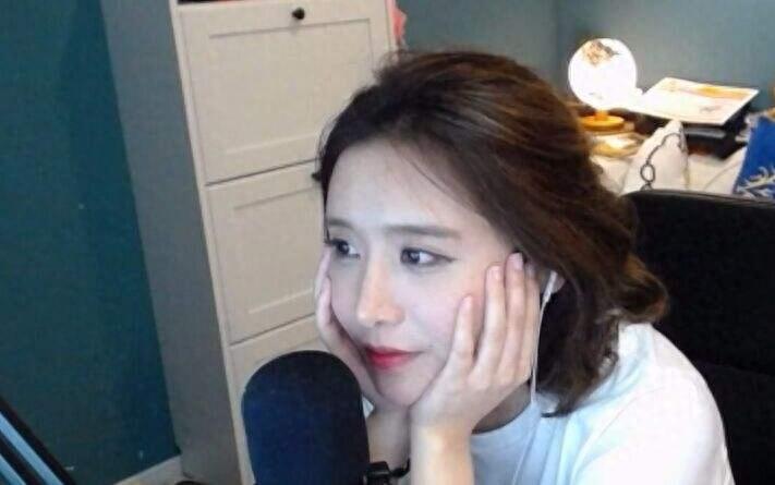 陈一发又称“电竞贾玲”“国民老婆”,唱了《童话镇》后爆红