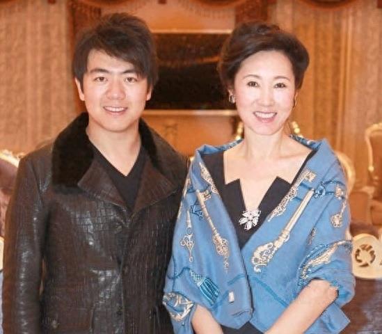 王健林老婆林宁唯一的全家福曝光，父亲是名军人