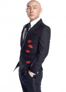 ​张卫健老婆近照曝光，网友：心疼张卫健，老婆43岁看着就像60岁