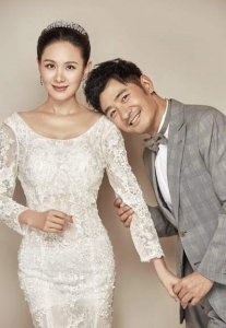 郭晓东老婆晒婚纱照庆结婚10周年，两人恩爱如初，盘点他们的爱情