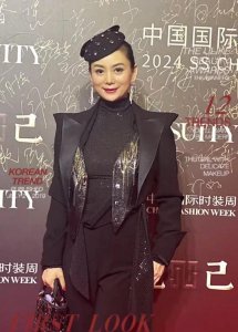 ​朱军老婆谭梅惹争议，参加晚宴化夸张浓妆提5万包，被指别扭变样