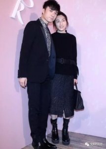 ​古巨基藏了20多年的老婆原来是她，打扮简单却很耐看，气质..