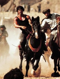 74岁史泰龙和老婆秀恩爱，三个女儿颜好身材棒，不愧是国民岳父