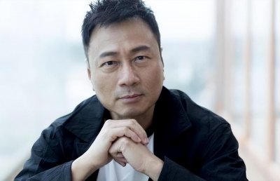 ​黎耀祥和老婆双十一秀恩爱，56岁老婆气色好，对镜头甜美比心