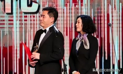 ​陈宝国罕见携妻子亮相，老婆气质高雅有艺术家范，穿红裙像阔太太