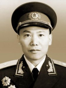 ​他曾担任空军政委，40岁授少将，亲家是少将，女婿是中将