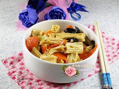 ​油焖腐竹色泽金黄，口味鲜肥，软滑松糯 好吃到爆一上桌就被抢光