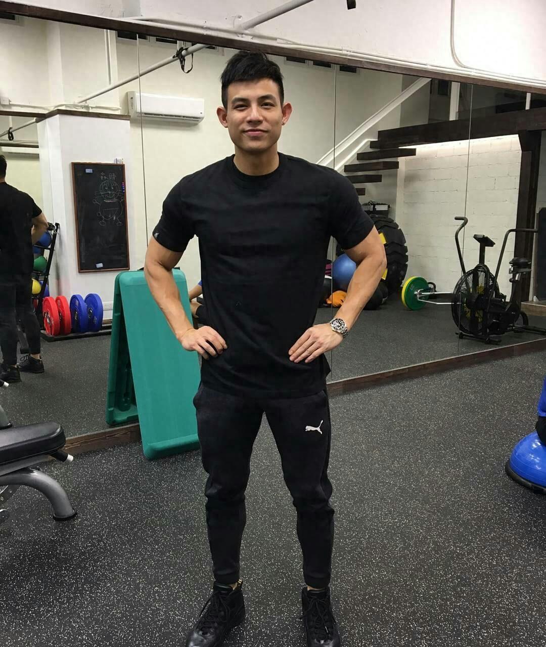 香港演员赵劲皓,肌肉身材表情呆萌,被网友成为人鱼线男神!