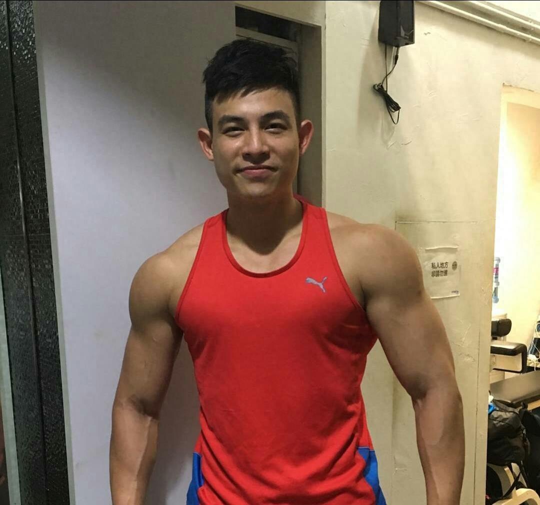 香港演员赵劲皓,肌肉身材表情呆萌,被网友成为人鱼线男神!