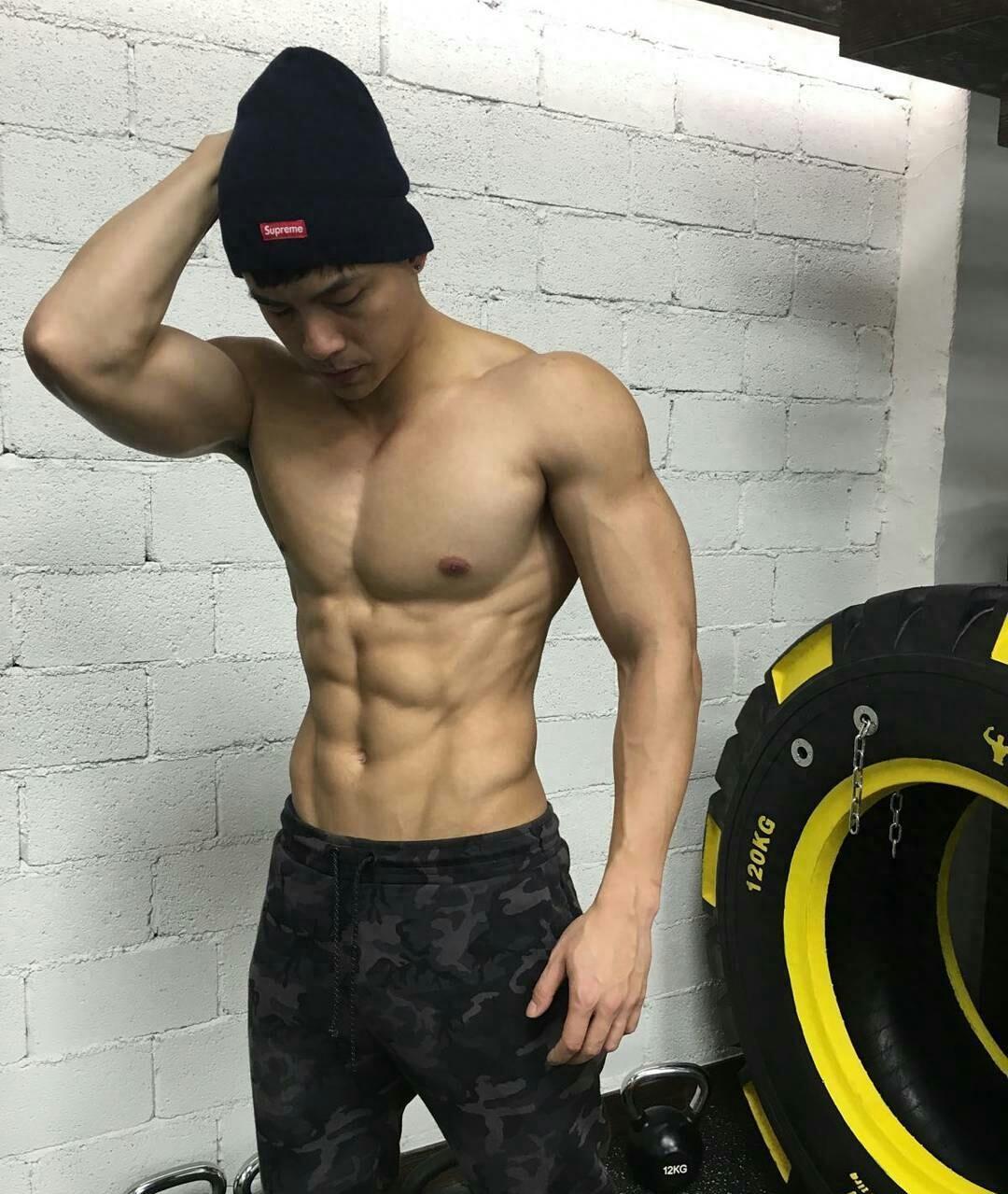 香港演员赵劲皓,肌肉身材表情呆萌,被网友成为人鱼线男神!