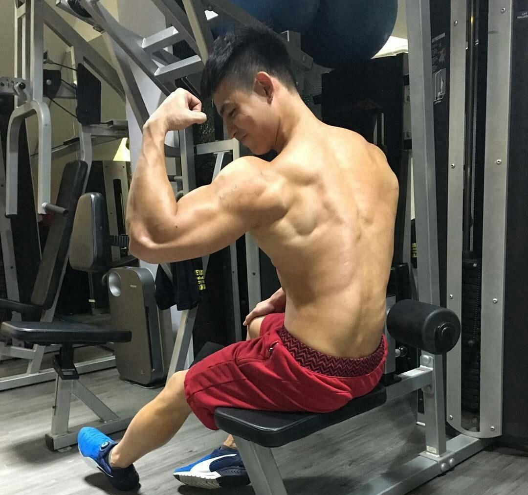 香港演员赵劲皓,肌肉身材表情呆萌,被网友成为人鱼线男神!