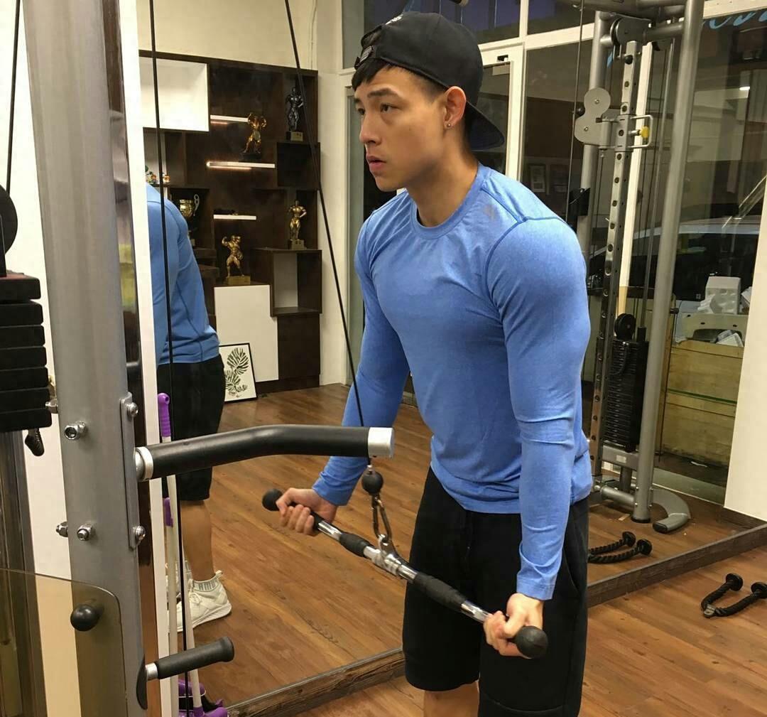 香港演员赵劲皓,肌肉身材表情呆萌,被网友成为人鱼线男神!