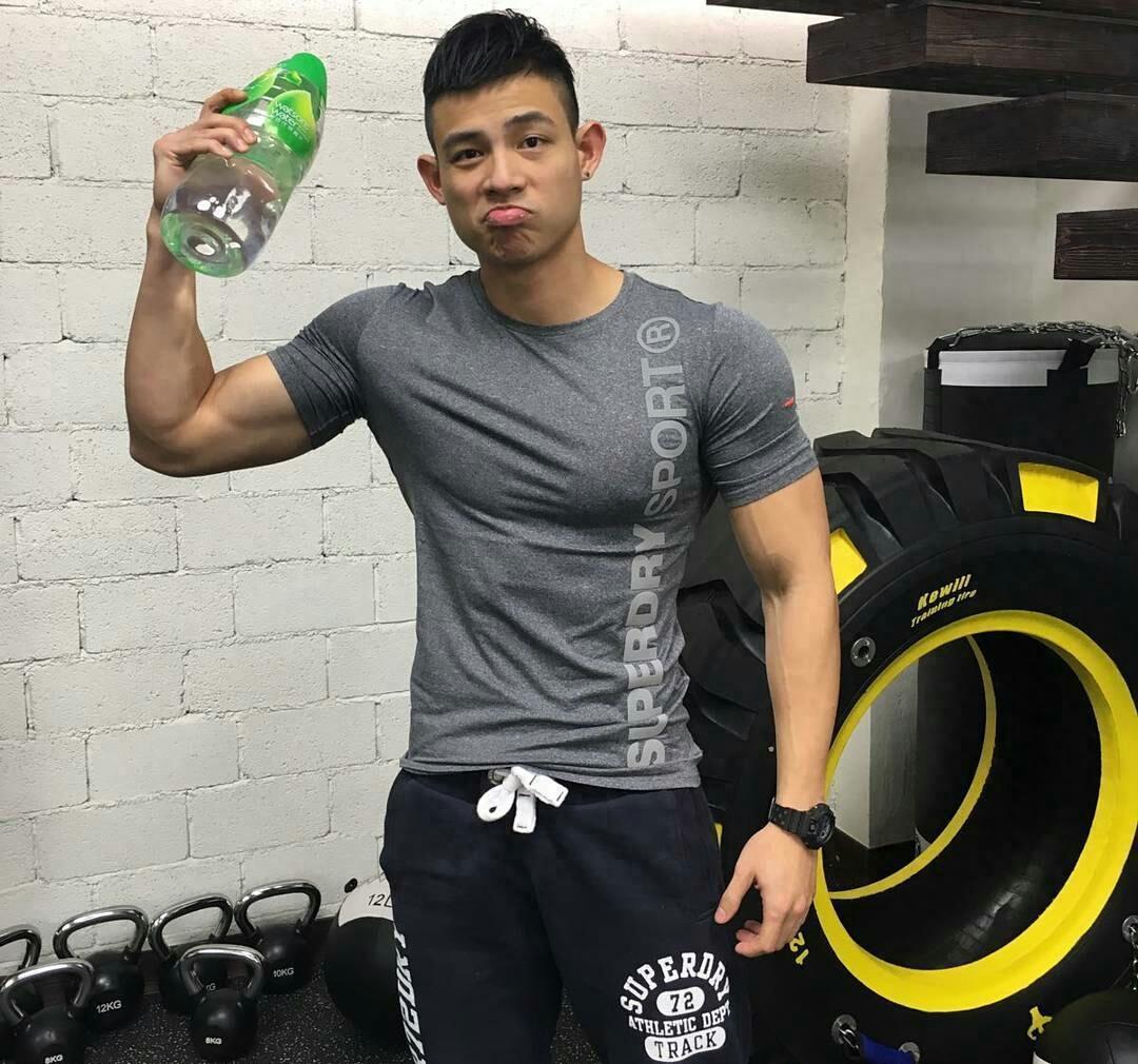 香港演员赵劲皓,肌肉身材表情呆萌,被网友成为人鱼线男神!