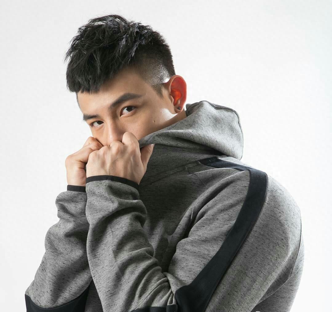 香港演员赵劲皓,肌肉身材表情呆萌,被网友成为人鱼线男神!