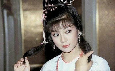 ​谢霆锋老妈太少女！狄波拉穿粉碎花配发带超减龄，这状态哪像68岁