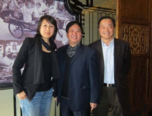 54岁张凯丽和丈夫近照，丈夫曾是知名作家，转行成地产大亨