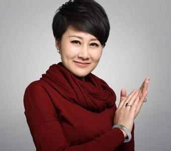 54岁张凯丽和丈夫近照，丈夫曾是知名作家，转行成地产大亨