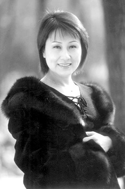 54岁张凯丽和丈夫近照，丈夫曾是知名作家，转行成地产大亨