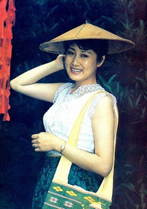 54岁张凯丽和丈夫近照，丈夫曾是知名作家，转行成地产大亨