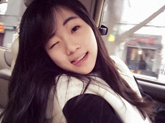 54岁张凯丽和丈夫近照，丈夫曾是知名作家，转行成地产大亨